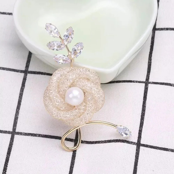 VQ Flower Brooch - Picture 3 of 7